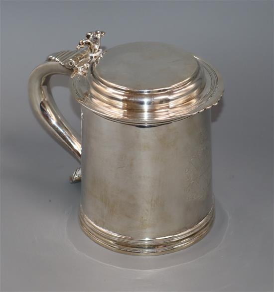 An Edwardian 18th century style silver tankard by Henry Stratford, London, 1901, with engraved crest, 33 oz.